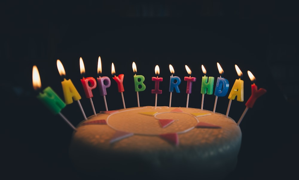 Bolo de aniversário com velas coloridas